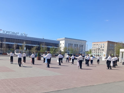 «Вальс Победы» закружил в танце десятки молодых пар 