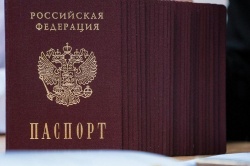 Председатель Восточной территориальной избирательной комиссии города Кургана торжественно вручила паспорта 14-летним курганцам