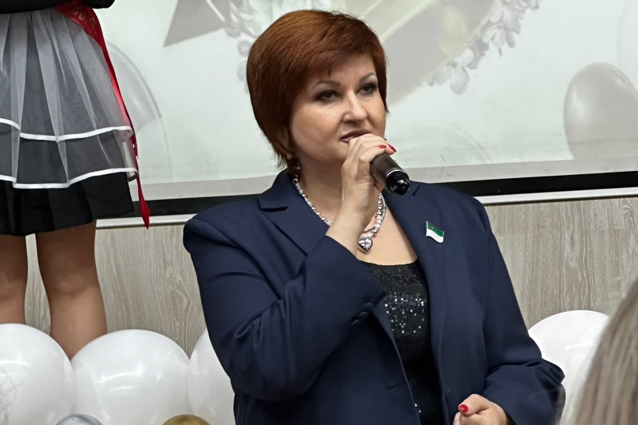 Депутаты поздравили выпускников