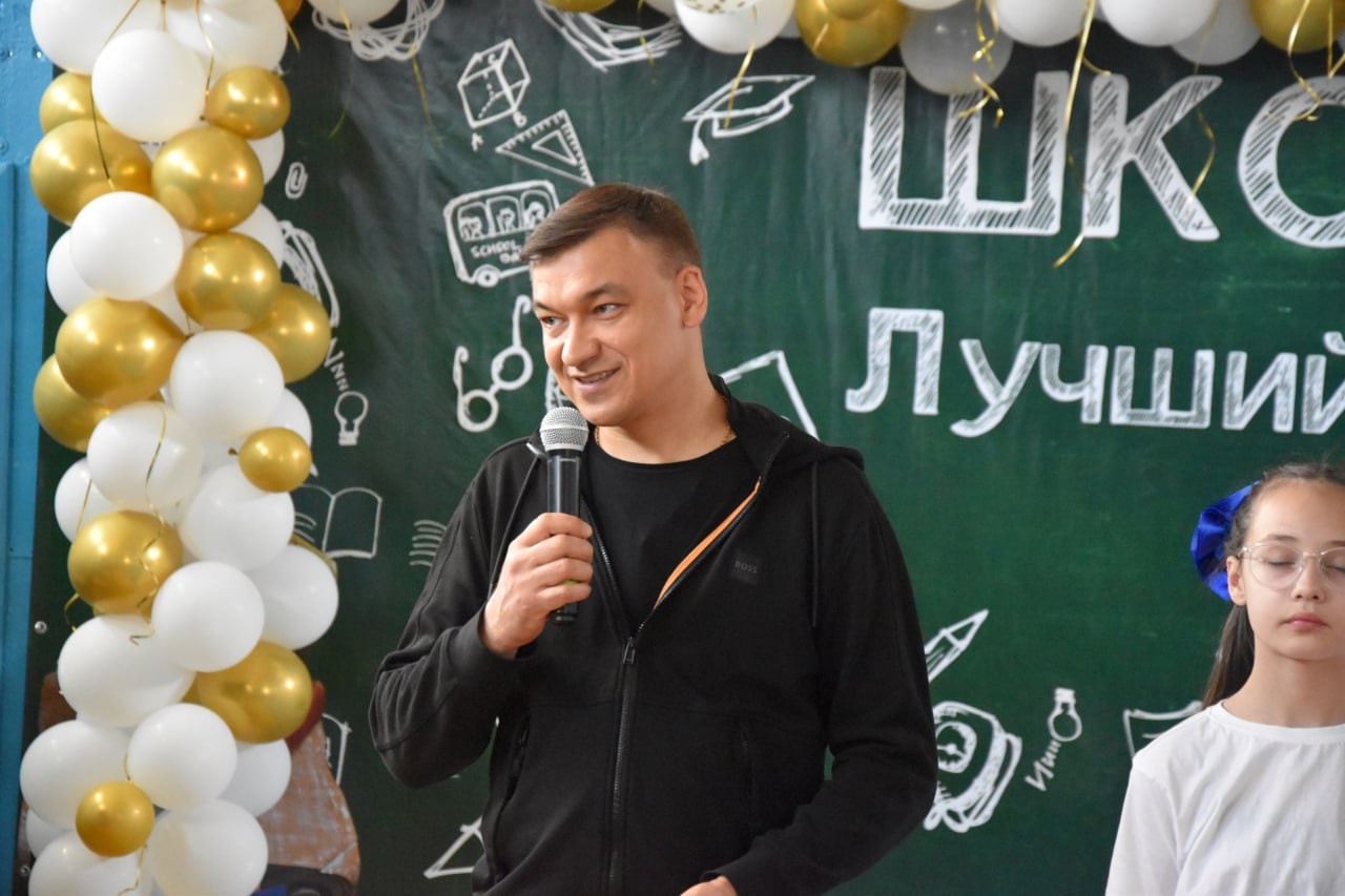 Игорь Прозоров поздравил выпускников с последним звонком