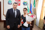 Глава города Кургана Антон Науменко вручил знак отличия Курганской области «Материнская слава» многодетной матери