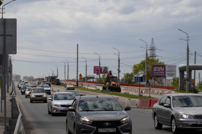 На мосту по проспекту М.Голикова через речку Черная открывают для движения левую полосу