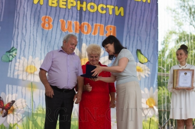 В Кургане семейным парам торжественно вручили медали «За любовь и верность»