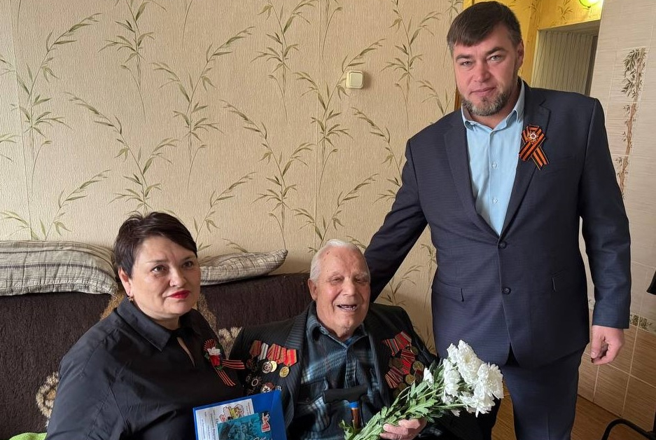 Ветераны приняли поздравления от депутатов
