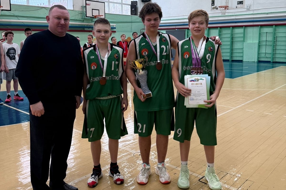 Дмитрий Герасимов наградил юных баскетболистов Дмитрий Герасимов наградил юных баскетболистов