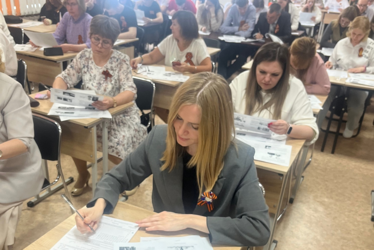 Депутаты написали Диктант Победы