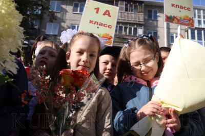 С Днём знаний! В школах Кургана прошли торжественные линейки