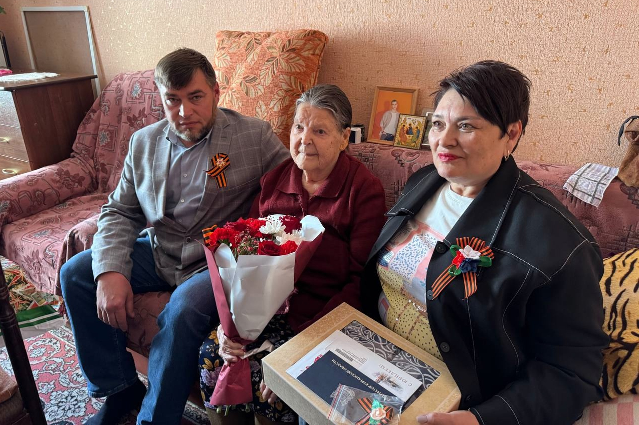 Депутаты поздравили с юбилеем труженицу тыла